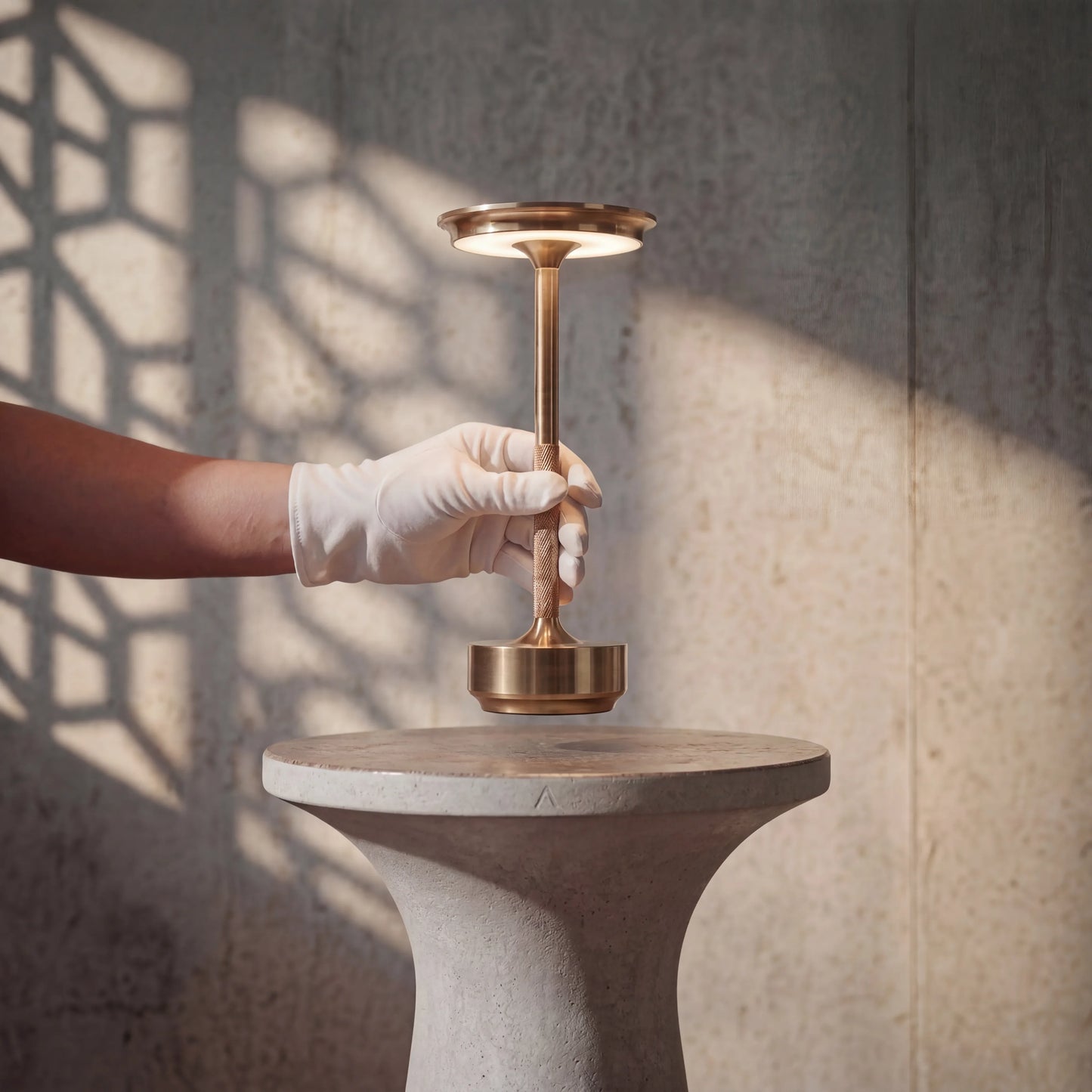 ECLARA ILUMINA cordless LED table lamp, Scandinavian design in gold metal, USB-C rechargeable, portable and cordless for the living room or restaurant